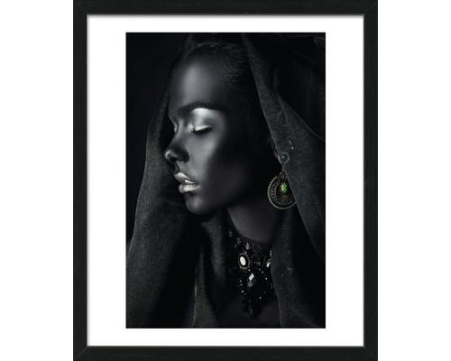 Ingelijst portret van een vrouw met sieraden
