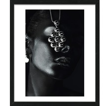 Ingelijst zwart-wit portret van een persoon met een ketting