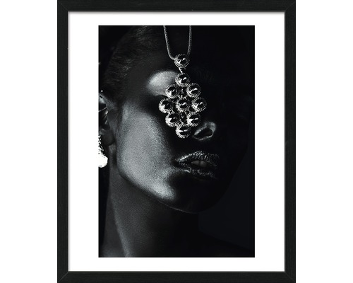 Ingelijst zwart-wit portret van een persoon met een ketting