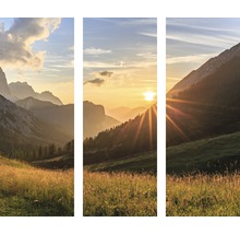 Driedelig landschapsbeeld met bergen en zonsondergang