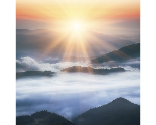 Bergen in de mist met zonsopgang