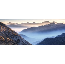 Panoramische opname van bergen in een mistig landschap