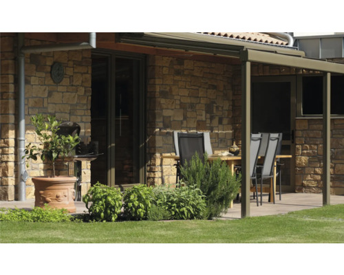 Terras met tuinmeubelen, barbecue en stenen muur