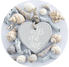 Decoratie met schelpen en een hartvormige hanger met opschrift