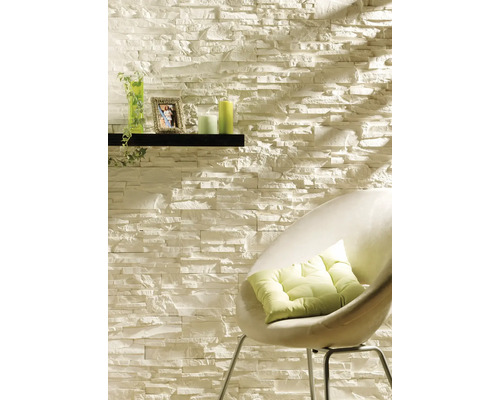 Wanddecoratie met steenstrips, plank en stoel