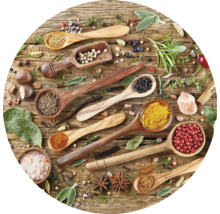 Houten lepels gevuld met verschillende kruiden en specerijen op een houten tafel