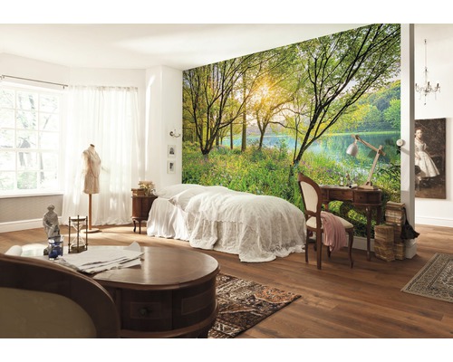 Lichte slaapkamer met fotobehang van een zomers meer