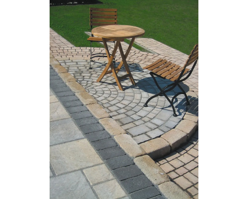 Tuinscene met bestrating, houten tafel en houten stoelen