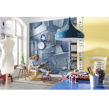Lichte kamer met jeans fotobehang, hanglamp en een vrouw die in een tijdschrift leest