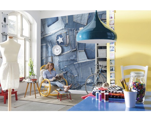 Lichte kamer met jeans fotobehang, hanglamp en een vrouw die in een tijdschrift leest