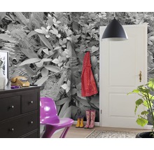 Hal met bloemenbehang, ladekast, lamp, deur en decoratie