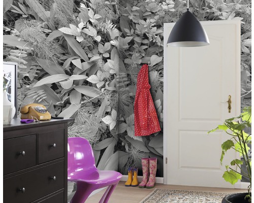 Hal met bloemenbehang, ladekast, lamp, deur en decoratie