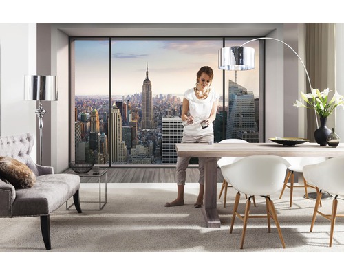 Lichte woonkamer met eethoek, fauteuil, vloerlamp en uitzicht op New York