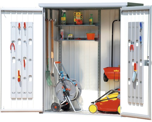 Geopende gereedschapsschuur met tuingereedschap en schappen