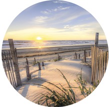 Strandpad met hek en zonsopgang
