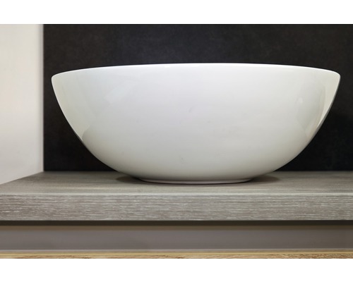 Keramische wastafel op een plank