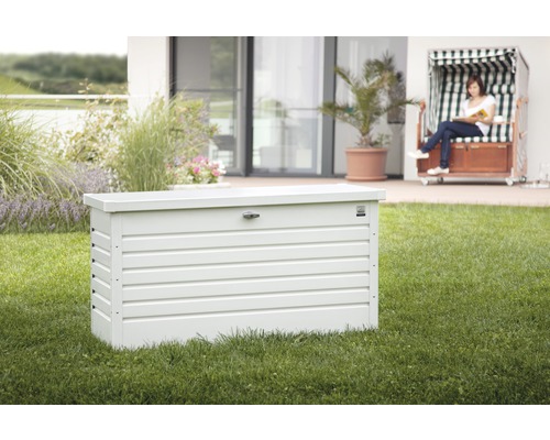 Foto van een tuinkist buiten op het gazon