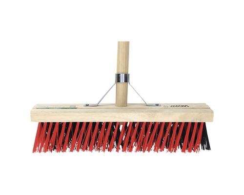 Straatbezem met houten steel en borstelharen