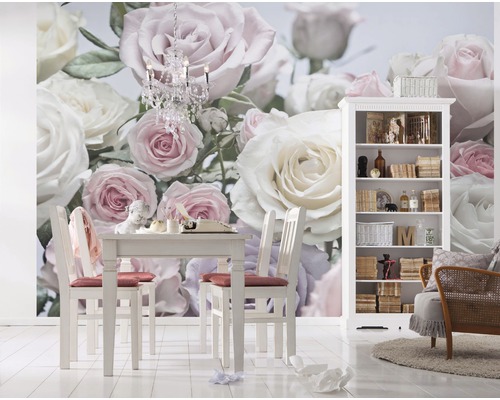 Eetkamer met bloemenbehang, eettafel en boekenkast