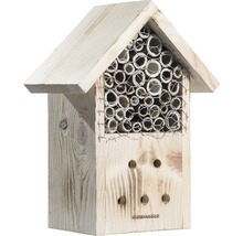 Houten insectenhotel met buizen en draadgaas