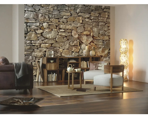 Woonkamer met stenen muur, houten stellingkast en zitmeubelen op een tapijt