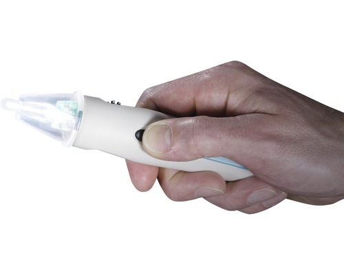 Hand die een spanningstester vasthoudt