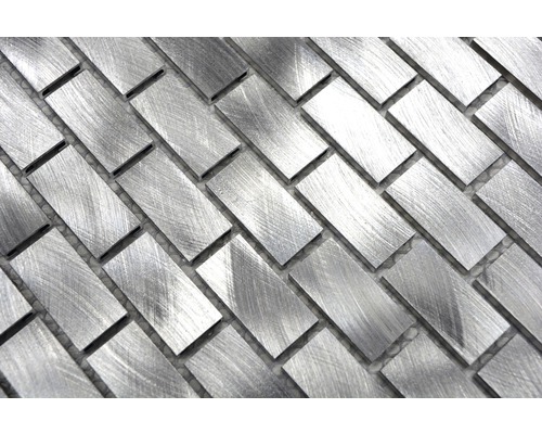 Mozaïektegels van metaal in visgraatmotief