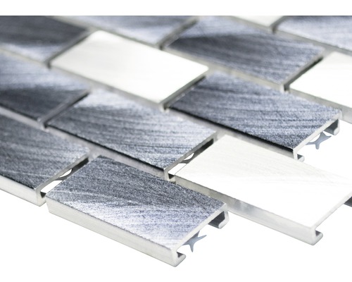 Mozaïektegels van metaal en glas