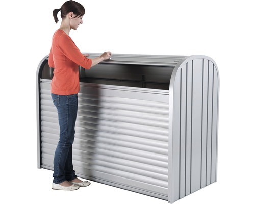 Vrouw opent een metalen afvalcontainer met rolluik