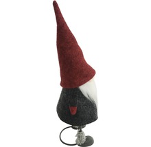 Decoratieve kerstkabouterfiguur met lange baard en puntmuts als feestelijke decoratie
