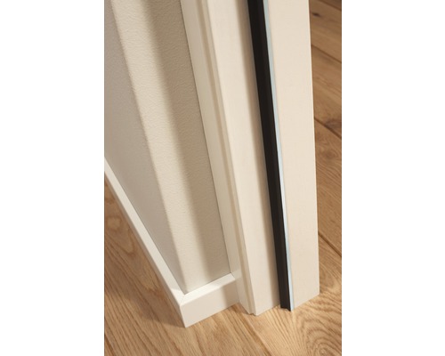 Detailopname van een deurafdichting op een houten deurkozijn