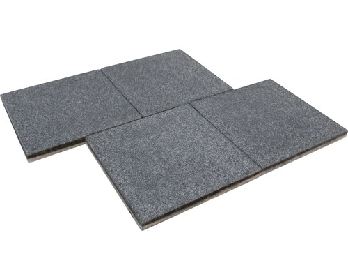 Vier grijze terrastegels van steen