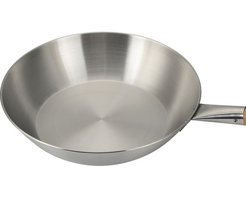 Metalen pan met houten handvat