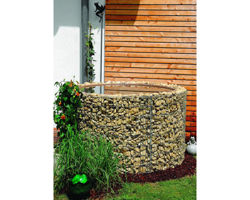 Verhoogde gabionenbed in de tuin gevuld met stenen