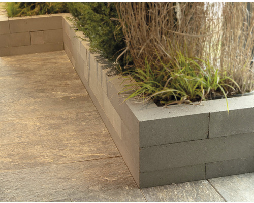 Tuin met bestrating en verhoogde plantenbakken van betonblokken