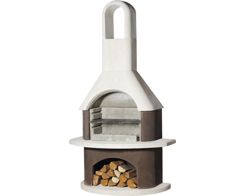 Gemetselde buitenhaard met houtblokken