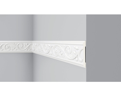 DECOFLAIR Sierlijst wand F19 12,5x1,5x200 cm Twee witte sierlijsten met bloemmotief zijn bevestigd aan een grijze muur
