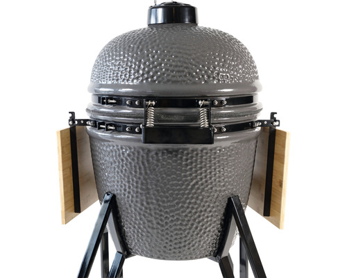 Keramische barbecue op metalen frame met houten planken