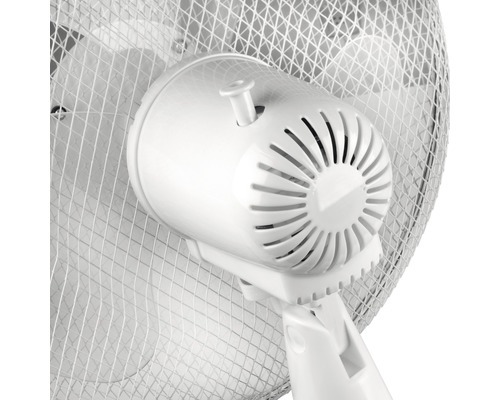 Detailopname van een witte ventilator met beschermrooster