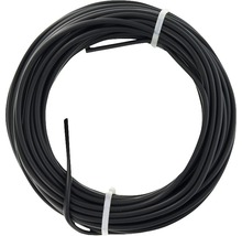 Zwarte irrigatieslang opgerold en vastgemaakt met kabelbinders