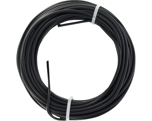 Zwarte irrigatieslang opgerold en vastgemaakt met kabelbinders