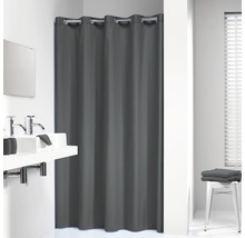 Gordijn voor de douche grijs met ringen in de badkamer