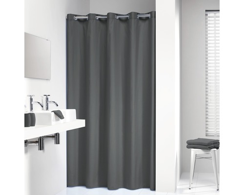 Gordijn voor de douche grijs met ringen in de badkamer