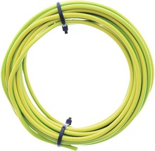 Geelgroene elektrische leiding opgerold met kabelbinders