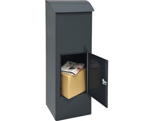 Brievenbus met pakketvak, open met krant en pakket