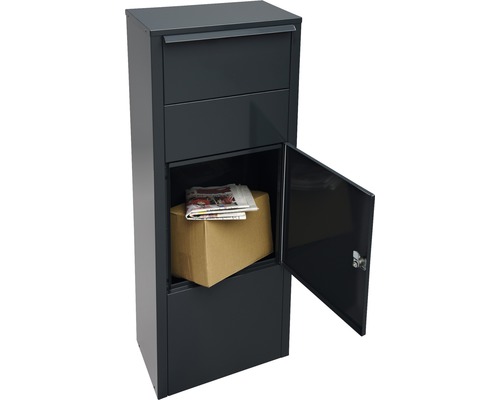 Pakketbrievenbus met open deur, krant en pakket