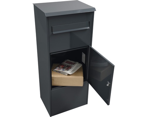 Vrijstaande brievenbus met open deur, gevuld met krant en pakket