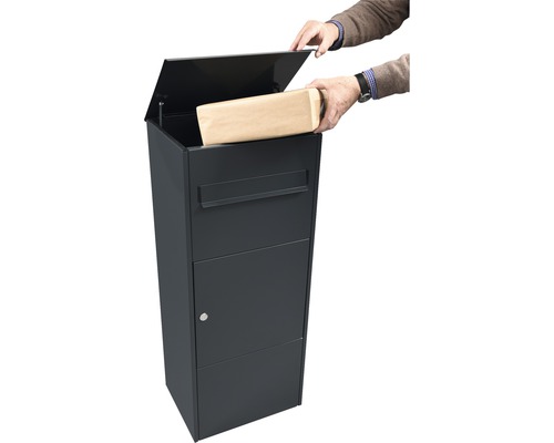 Vrijstaande pakketbrievenbus met persoon die een pakket erin doet