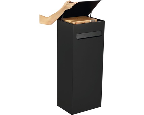 Vrijstaande pakketbrievenbus met geopend deksel en pakket