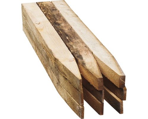 Houten palen met punt in stapel